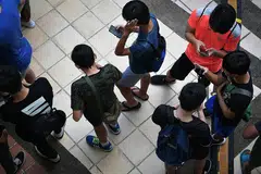 JADI KEBIMBANGAN: Alat peranti seperti telefon bijak dan tablet sering digunakan kanak-kanak dan remaja setiap hari, menurut tinjauan itu. - Foto fail