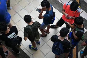 JADI KEBIMBANGAN: Alat peranti seperti telefon bijak dan tablet sering digunakan kanak-kanak dan remaja setiap hari, menurut tinjauan itu. - Foto fail