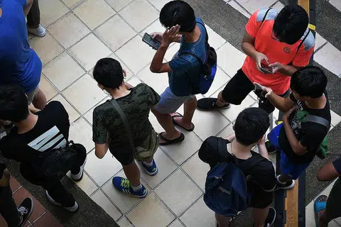 JADI KEBIMBANGAN: Alat peranti seperti telefon bijak dan tablet sering digunakan kanak-kanak dan remaja setiap hari, menurut tinjauan itu. - Foto fail