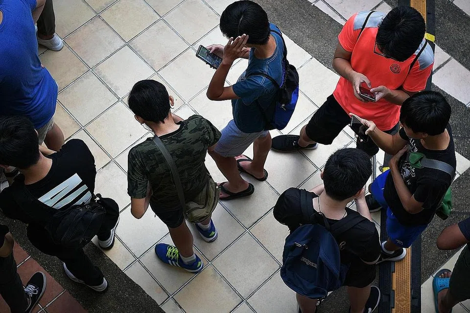 JADI KEBIMBANGAN: Alat peranti seperti telefon bijak dan tablet sering digunakan kanak-kanak dan remaja setiap hari, menurut tinjauan itu. - Foto fail