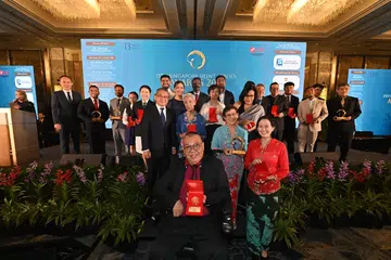 Menteri Undang-Undang merangkap Menteri Kedua Ehwal Dalam Negeri, Encik Edwin Tong (barisan kedua, paling kiri) bersama para finalis Singapore Silent Heroes Awards 2026, yang diiktiraf atas sumbangan mereka kepada masyarakat tanpa mengharapkan ganjaran atau perhatian.