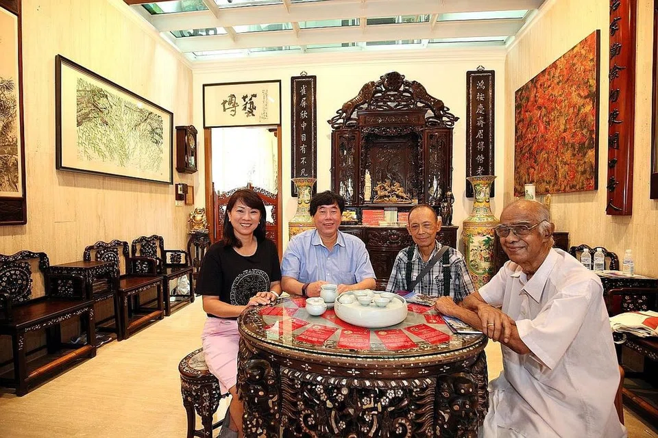 KONGSI KENANGAN: Encik Ismail (dua dari kanan) adalah antara bekas penduduk di sekitar Orchard Road yang dijemput pada hari pelancaran Jejak Warisan Orchard bagi berkongsi pengalamannya tinggal di sana beberapa tahun yang lalu. - Foto ZAOBAO