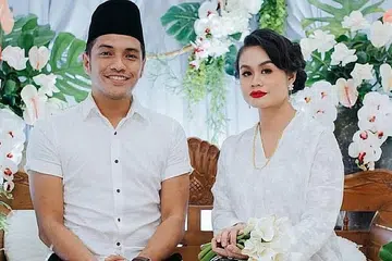 KEKAL SAHABAT BAIK: Pelakon Syazwan Zulkifly (kiri) dan bekas tunangnya, Syawariah Zulkifli, kekal bersahabat malah Syazwan membantu membuat panggilan video dari tanah perkuburan ibu Syawariah yang meninggal kerana Covid-19. Panggilan video itu buat tatapan anggota keluarga yang tidak dapat ke kubur. - Foto BEAUTIFUL NARA