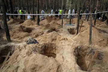Rakyat Ukraine cari mayat saudara di tapak perkuburan besar di Izium