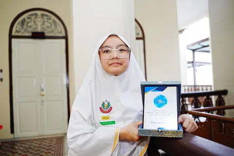 Alisha Nuha Muhammad Iqbal, 15 tahun, dianugerahkan Pembahas Terbaik pada peringkat akhir. 