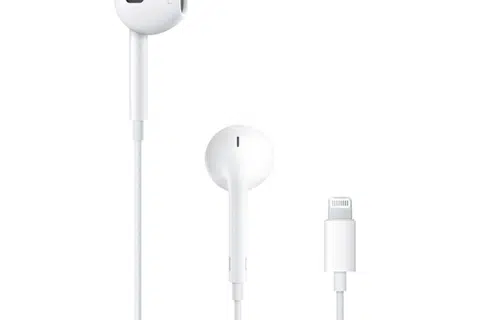 Fon telinga berwayar ini dipilih kerana dianggap lebih autentik dan ‘retro’, berbeza daripada AirPods tanpa wayar yang berada dalam arus perdana.