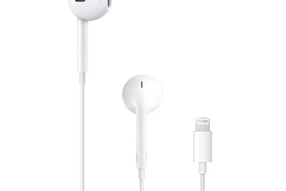 Fon telinga berwayar ini dipilih kerana dianggap lebih autentik dan ‘retro’, berbeza daripada AirPods tanpa wayar yang berada dalam arus perdana.
