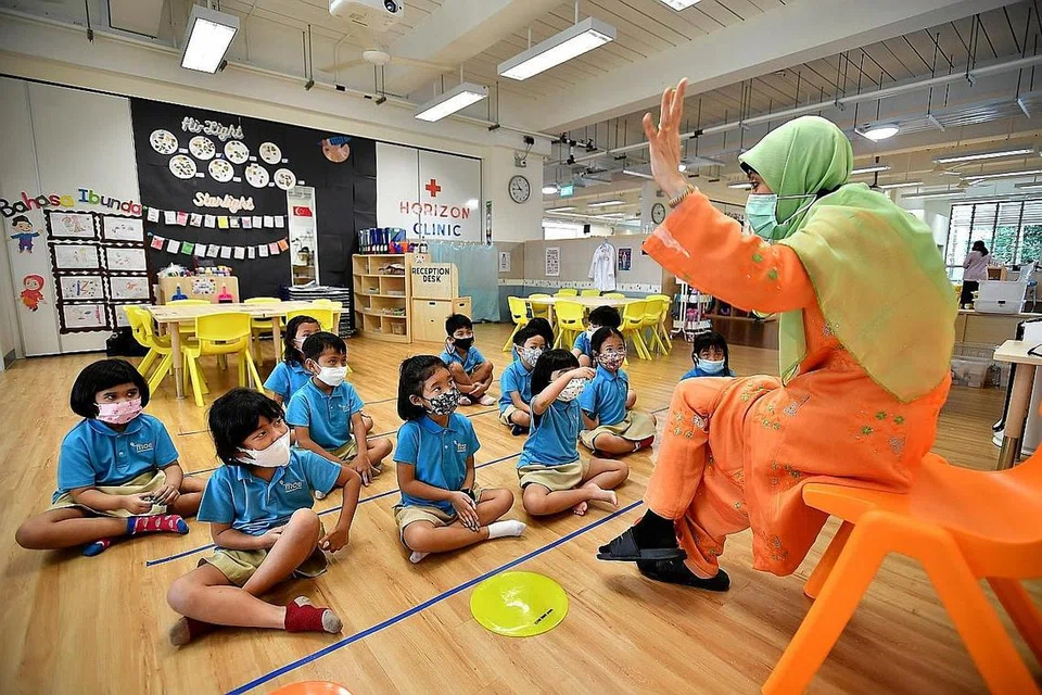 BELAJAR BAHASA IBUNDA: Murid-murid Tadika MOE di Sekolah Rendah Horizon menghadiri kelas Bahasa Melayu.- Foto fail