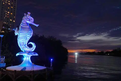 Miri Seahorse Statue yang terletak di kawasan Miri Waterfront.