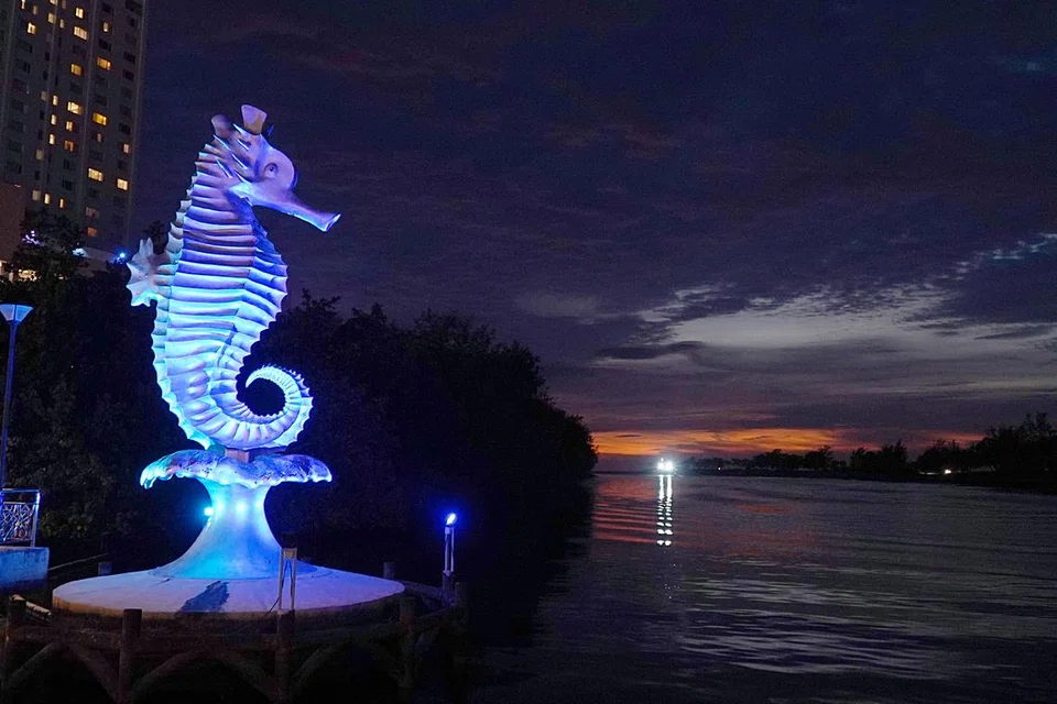 Miri Seahorse Statue yang terletak di kawasan Miri Waterfront.