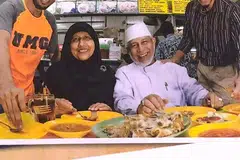 INSAN DISAYANGI RAMAI: Allahyarham Mahmood (dua dari kanan), meninggalkan seorang balu yang dikenali sebagai Cik Zahrah, dan lima anak, antaranya, Encik Mobin (kanan) dan adik lelakinya (kiri).