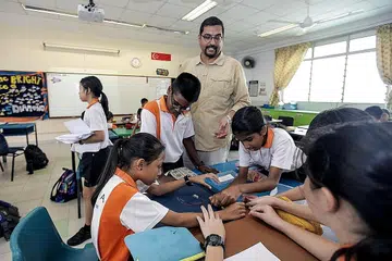 CARA KREATIF: Encik Mohamed Azhar Mohamed Noor, Ketua Jabatan Sains di Sekolah Rendah Innova, yang merupakan salah seorang penerima Anugerah Presiden bagi Guru sering mencari idea-idea baru dan kreatif untuk menyampaikan konsep Sains kepada anak muridnya. - Foto BH oleh IQBAL FAIZAL