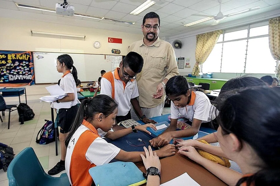 CARA KREATIF: Encik Mohamed Azhar Mohamed Noor, Ketua Jabatan Sains di Sekolah Rendah Innova, yang merupakan salah seorang penerima Anugerah Presiden bagi Guru sering mencari idea-idea baru dan kreatif untuk menyampaikan konsep Sains kepada anak muridnya. - Foto BH oleh IQBAL FAIZAL