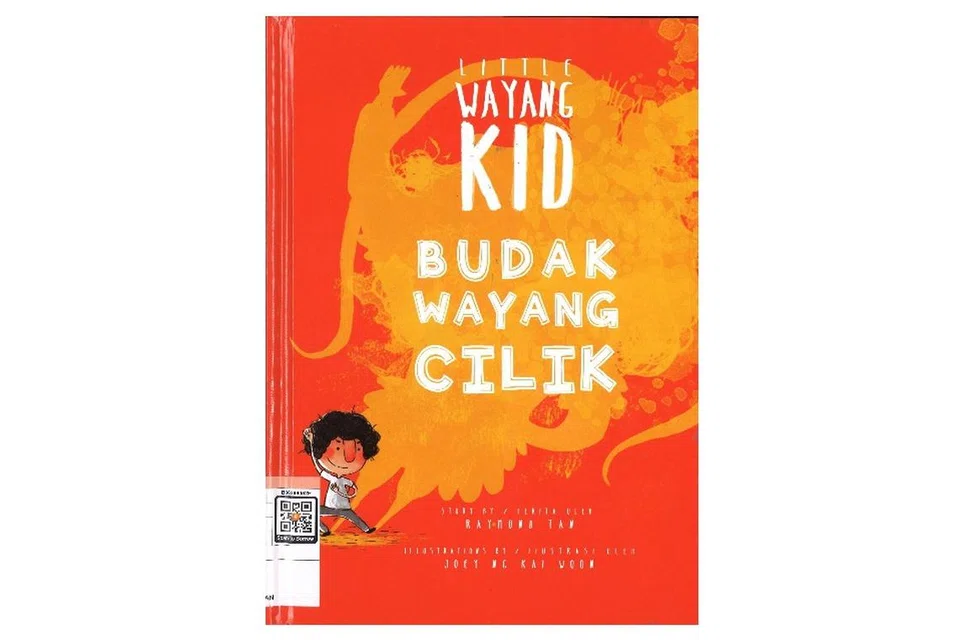 Budak Wayang Cilik
Raja seorang budak yang sangat aktif. Ibu bapanya mengehendakinya memilih satu kegiatan demi perkembangannya. Mereka terkejut akan pilihannya iaitu opera Cina. Buku ini mengisahkan seorang kanak-kanak yang bertekad mengharungi segala rintangan daripada segi bahasa, budaya dan juga ibunya yang tidak bersetuju dengan pilihannya. Semuanya demi meneruskan minatnya.
Nombor Panggilan: J SING TAN