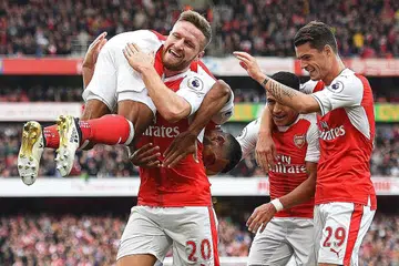 FORM MENJADI: Pemain midfield Arsenal, Theo Walcott (kiri), meraikan gol keduanya bersama rakan sepasukannya, pemain pertahanan Shkodran Mustafi (dua dari kiri), striker Alexis Sanchez (dua dari kanan) dan pemain midfield Granit Xhaka (kanan) dalam perlawanan menentang Swansea, yang dikalahkan pasukannya 3-2 pada Sabtu lalu. - Foto AFP