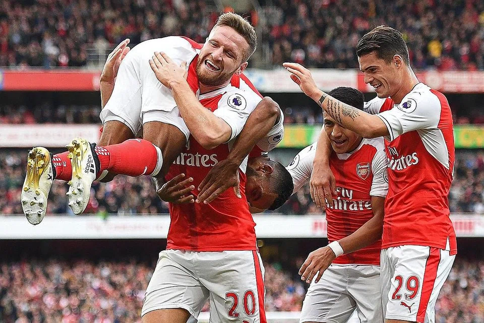 FORM MENJADI: Pemain midfield Arsenal, Theo Walcott (kiri), meraikan gol keduanya bersama rakan sepasukannya, pemain pertahanan Shkodran Mustafi (dua dari kiri), striker Alexis Sanchez (dua dari kanan) dan pemain midfield Granit Xhaka (kanan) dalam perlawanan menentang Swansea, yang dikalahkan pasukannya 3-2 pada Sabtu lalu. - Foto AFP