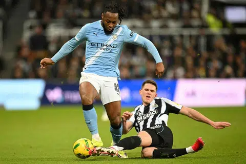 Pemain sayap terbaru Manchester City, Antoine Semenyo (kiri), tidak membuang masa untuk membuktikan ketajamannya di hadapan gol lawan sejak berpindah ke City. Beliau dijangka antara ancaman utama bagi pertahanan United apabila kededua pasukan bertarung pada 17 Januari.