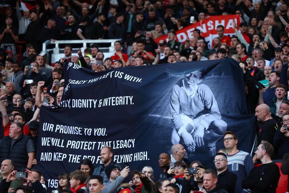 TIADA GANTINYA: Penyokong Manchester United memberi penghormatan kepada Sir Bobby Charlton dalam perlawanan menentang Luton di Old Trafford. 