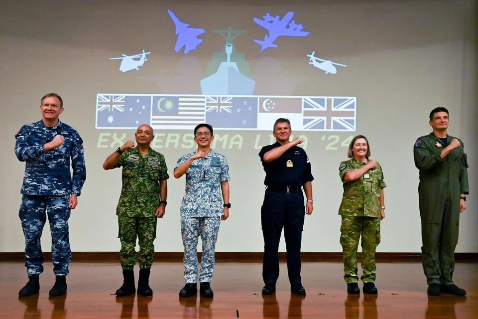 Panglima Pasukan Pertahanan Singapura (CDF), Laksamana Madya Aaron Beng (tiga dari kiri), semasa majlis perasmian Latihan Bersama Lima 2024 (XBL24). Turut hadir adalah wakil negara Aturan Pertahanan Lima Negara (FDPA) (dari kiri) Kapten Kumpulan, Encik Adam Spinks dari Australia; Jeneral CDF Malaysia Tan Sri Datuk Seri Mohammad Ab Rahman; Laksamana Muda dari United Kingdom, Andrew Betton; Kapten Shauna Graham dari New Zealand, dan Naib Marshal Nathan Christie dari Australia.