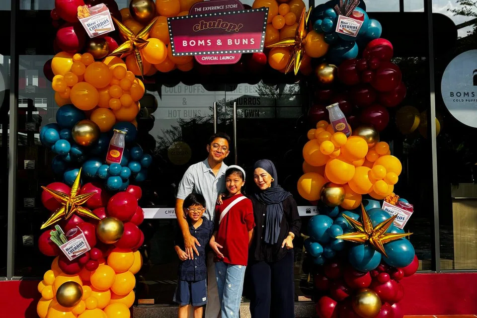 Pemilik ‘Chulop! By The Syarifs’ dan ‘Boms & Bun’, Encik Ahmad Syarifullah, yang lebih dikenali sebagai Syarif, bersama isterinya Malaque Mahdaly, dan anak mereka Umar Nael dan Selma Malika. Mereka bergambar di depan kedai ‘Chulop! And Boms & Buns Experience Store’ di Bangi, Selangor.