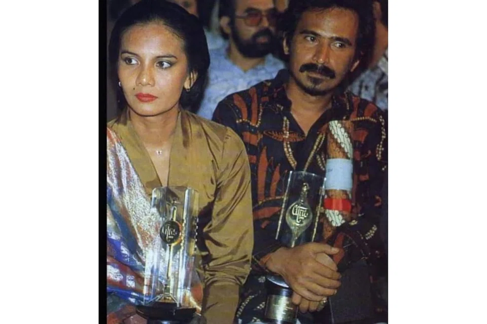 BERMULA DARI SINI: Chistine Hakim meraih Pelakon Wanita Terbaik di Festival Filem Medan pada 1983 bersama pasangannya Slamet Rahardjo yang turut meraih Pelakon Lelaki Terbaik dalam filem 'Di Balik Kelambu'.