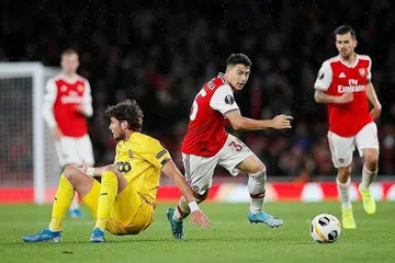 BAKAT MUDA: Martinelli (tengah) berjaya memperdayakan pemain Standard, Felipe Avenatti dalam perlawanan yang menyaksikan beliau menjaringkan dua gol untuk Arsenal dalam kemenangan 4-0. - Foto REUTERS