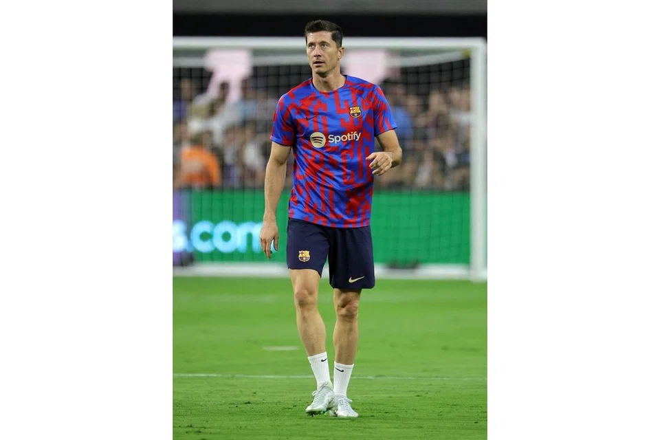 TUNGGAK HARAPAN BARCA: Robert Lewandowski telah berpindah ke Barcelona dan bakal menjadi tunggak utama di barisan depan kelab Sepanyol itu. Hubungan lapan tahun bersama antara Lewandowski dan Bayern Munich menyaksikan mereka memenangi lapan kejuaraan Jerman berturut-turut serta Liga Juara-Juara pada 2020. - Foto AFP/REUTERS