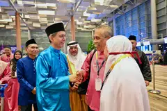 Pemangku Menteri Bertanggungjawab bagi Ehwal Masyarakat Islam, Profesor Madya Dr Muhammad Faishal Ibrahim (dua dari kiri), beramah-tamah dengan anggota jemaah yang bakal menunaikan ibadah haji di Terminal 3 Lapangan Terbang Changi pada 13 Mei. Beliau ditemani Presiden Majlis Ugama Islam Singapura (Muis), Encik Mohamed Saat Abdul Rahman (kiri) dan Duta Kerajaan Arab Saudi ke Singapura, Encik Mohammad Abdullah S. Al Ghamdi (tengah).