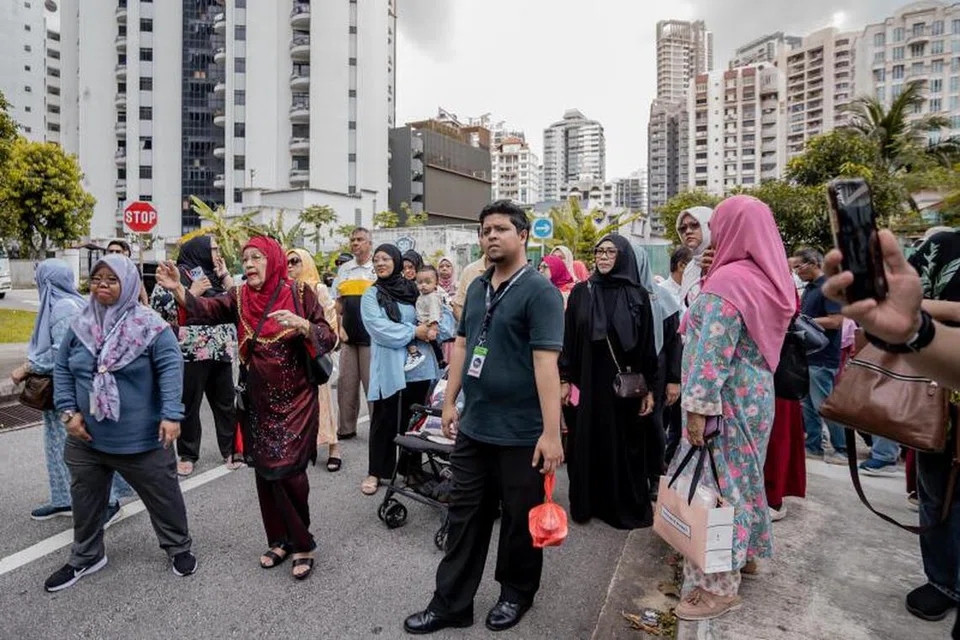 Seniwati Zaiton Abdullah (dua dari kanan, bertudung merah) dan pengasas Wadah Seni Entertainment, Cik Siti Aminah Ismail (kiri) membawa hadirin yang menyertai acara, Light, Camera, Action@Jalan Ampas, berjalan-jalan mengelilingi Studio Malay Film Productions di Jalan Ampas.