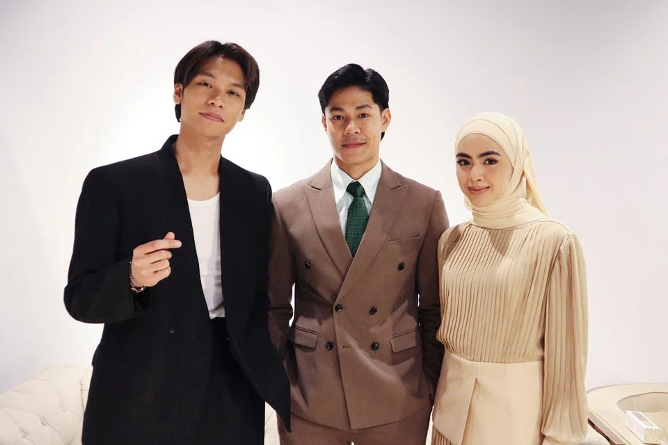 Finalis ‘Hero Remaja 2019/2020’, Meerqeen (tengah) bersama dua pelakon lain (dari kiri) Nadhir Nasar dan Erysha Emyra di satu sesi beramah-tamah dengan peminat di Casa Bayu pada 15 Februari. 