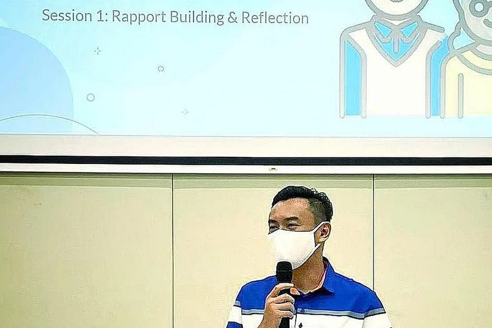 PENTINGNYA KESEJAHTERAAN MENTAL: Semasa pandemik ini, Dr Wan Rizal berkata orang ramai mungkin rasa terasing, lebih-lebih lagi golongan warga emas, disebabkan tidak dapat bertemu keluarga dan rakan-rakan dek langkah-langkah sekatan, seperti tempoh pemutus litar. Gambar ini diambil semasa satu sesi bengkel bersama sukarelawan dan pemimpin akar umbi mengenai kesihatan mental baru-baru ini. - Foto WAN RIZAL/FACEBOOK