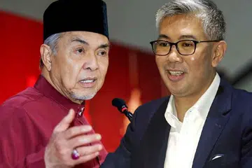 Presiden Umno, Datuk Seri Dr Ahmad Zahid Hamidi (kiri), mengesahkan Tengku Datuk Seri Tengku Zafrul Tengku Abdul Aziz, menyatakan hasrat keluar daripada parti itu dalam pertemuan bersama beliau.
