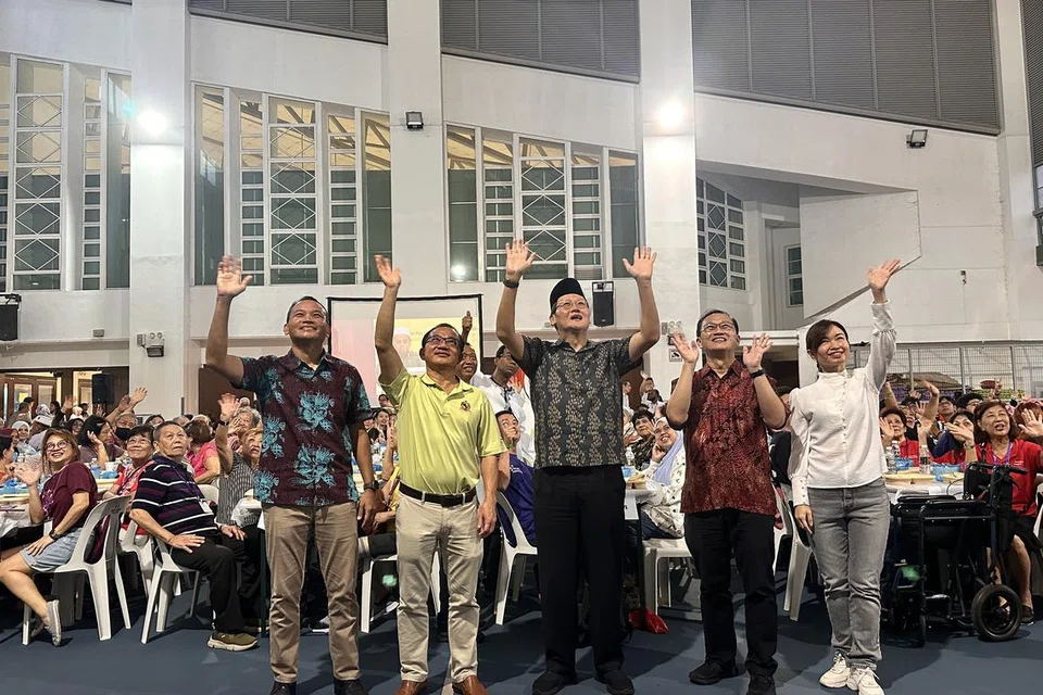 (Dari kiri) Mayor CDC South East, Encik Mohd Fahmi Aliman; Penasihat kepada Pertubuhan Akar Umbi (GRO) GRC Marine Parade, Encik Seah Kian Peng; Menteri Tenaga Manusia merangkap Menteri Kedua Perdagangan dan Perusahaan, Dr Tan See Leng; Encik Lim Biow Chuan (SMC Mountbatten); dan Cik Tin Pei Ling (SMC MacPherson) di majlis ‘Berbuka Puasa Dalam Harmoni’.