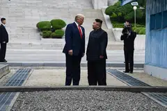 CIPTA SEJARAH: Presiden Donald Trump (kiri) menjadi presiden Amerika pertama menjejakkan kaki di Korea Utara, semalam. Beliau bertemu pemimpin negara itu, Kim Jong Un. - Foto AFP