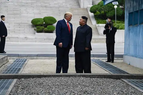 CIPTA SEJARAH: Presiden Donald Trump (kiri) menjadi presiden Amerika pertama menjejakkan kaki di Korea Utara, semalam. Beliau bertemu pemimpin negara itu, Kim Jong Un. - Foto AFP