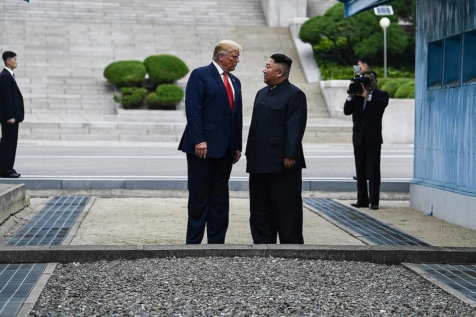 CIPTA SEJARAH: Presiden Donald Trump (kiri) menjadi presiden Amerika pertama menjejakkan kaki di Korea Utara, semalam. Beliau bertemu pemimpin negara itu, Kim Jong Un. - Foto AFP