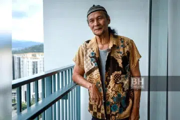 Dharma Harun Al-Rashid, 68 tahun, diserang angin ahmar pada 2019 dan masih perlu mengambil ubat dan melakukan latihan untuk menguatkan ingatannya.