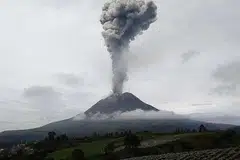 GUNUNG BERAPI AKTIF: Gunung Sinabung terus aktif dengan gunung berapi di Sumatera Utara itu meluahkan banyak kepulan asap dan debu pada 7 Mei lalu. - Foto AFP