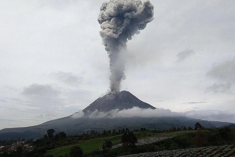 GUNUNG BERAPI AKTIF: Gunung Sinabung terus aktif dengan gunung berapi di Sumatera Utara itu meluahkan banyak kepulan asap dan debu pada 7 Mei lalu. - Foto AFP