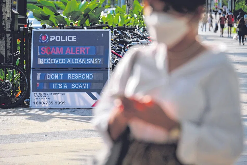 AMARAN POLIS: Papan tanda yang diletakkan pihak polis di luar sebuah stesen MRT di sini, mengingatkan orang ramai agar tidak terpedaya apalagi membalas pesanan SMS yang diterima yang menawarkan peluang pinjaman wang. - Foto BH OLEH THADDEUS ANG