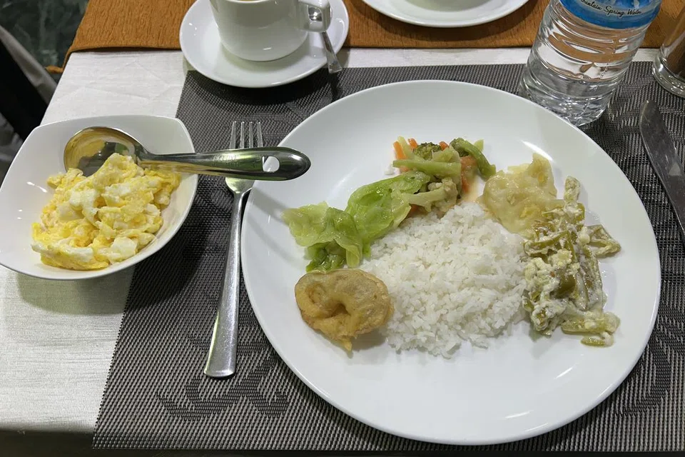 Hidangan tempatan Bhutan, cili dan keju, atau dikenali sebagai ‘Ema Datshi’ (kanan) yang dimakan dengan nasi.