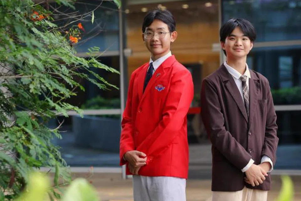 Pelajar Cheng Yok Yong (kiri), dari Sekolah Menengah River Valley dan Liew Yan Hon dari Maktab Rendah Nanyang (NYJC) di majlis penutup Seminar Prauniversiti 2025.