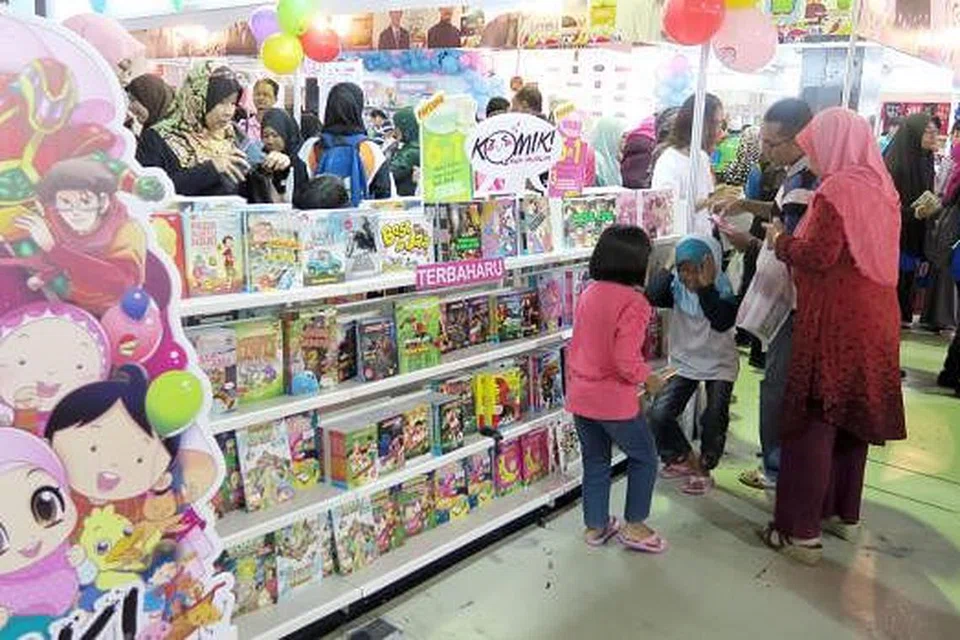 SUASANA MERIAH: Banyak keluarga Melayu Malaysia sanggup berasak-asak dengan ribuan pengunjung PBAKL 2015 semata-mata ingin mendapatkan bahan bacaan terkini buat anak-anak. - Foto-foto NURUL AIN RAZALI