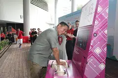 KEMAHIRAN PENTING: Encik Amrin mencuba kiosk pembelajaran sendiri CPR versi dua di acara Minggu Jantung Nasional dan Hari Jantung Sedunia 2019 kelmarin. - Foto SINGAPORE HEART FOUNDATION