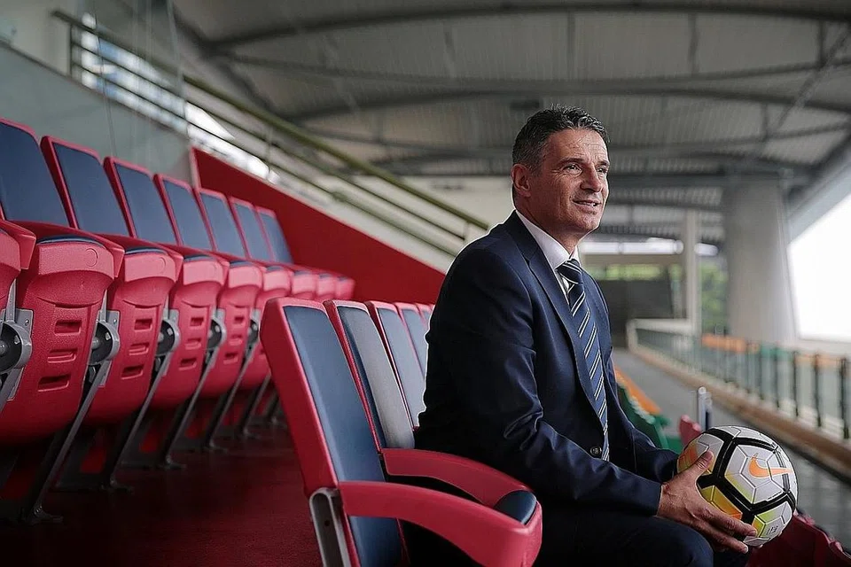MENERUSKAN USAHA: Pengarah teknikal FAS Joseph Palatsides akan terus memainkan peranan penting dalam usaha membantu mengembangkan mutu bola sepak Singapura, terutama dalam projek 'Unleash The Roar. - Foto fail