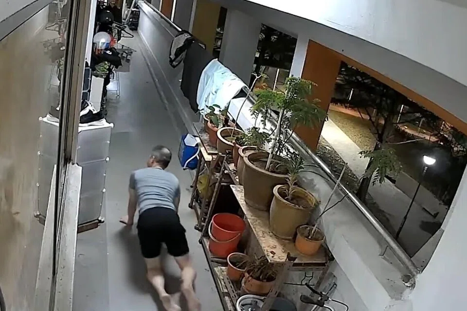 Seorang lelaki merangkak di koridor flat di Yishun dan dilihat mengambil sepasang selipar sebelum meletakannya kembali apabila sedar CCTV merakam perbuatannya. 