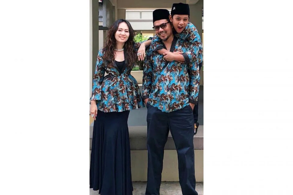 GAYA KREATIF: Wahyu Rahman, suami Adi Yadoni dan anak mereka Mika Anugerah Yadoni memakai baju daripada Mila.Musa. - Foto INSTAGRAM WAHYU RAHMAN