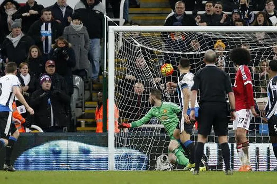 KESUDAHAN MENGHAMPAKAN: United gagal mempertahankan gol dibolosi buat kali ketiga menerusi Paul Dummett (kiri). - Foto REUTERS