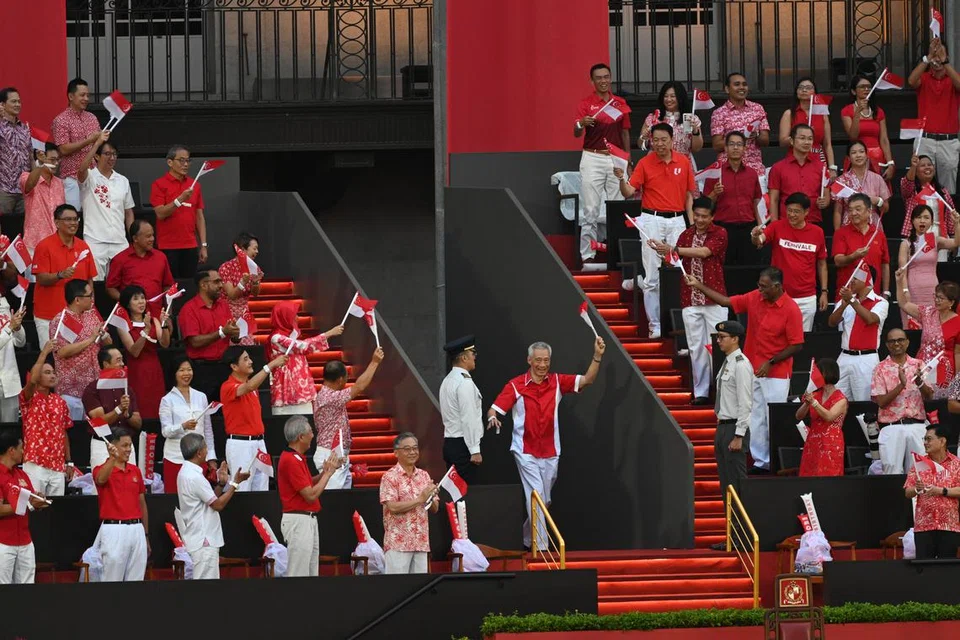 Menteri Kanan, Encik Lee Hsien Loong, menerima penghormatan khas atas sumbangannya yang tidak berbelah bahagi kepada Singapura dalam bentuk video montaj.