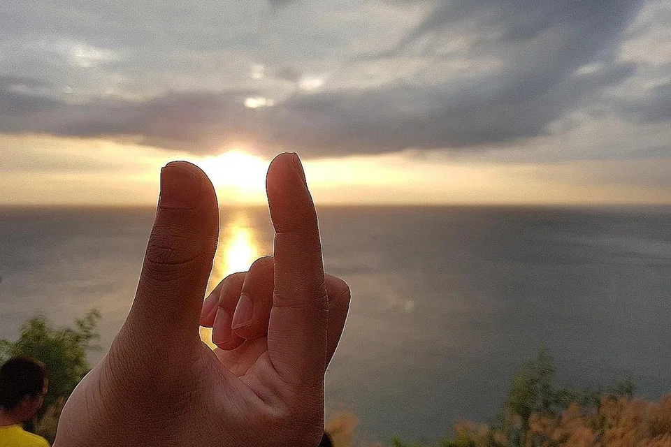 PROMTHEP CAPE: Dari Promthep Cape iaitu penjuru paling selatan di Phuket, penulis melihat matahari terbenam. Suasana tenang lagi romantik di situ membuat ramai pelancong tertarik ingin ke sana waktu terbenamnya matahari. - Foto ihsan NUR SYAMIMI AWALLUDIN
